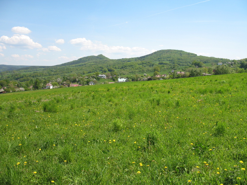 Klobouk a Lotarův vrch z úpatí Výrovny